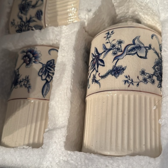 **NEW** Set of 4 Beautiful Bathroom Set - Picture 7 of 8